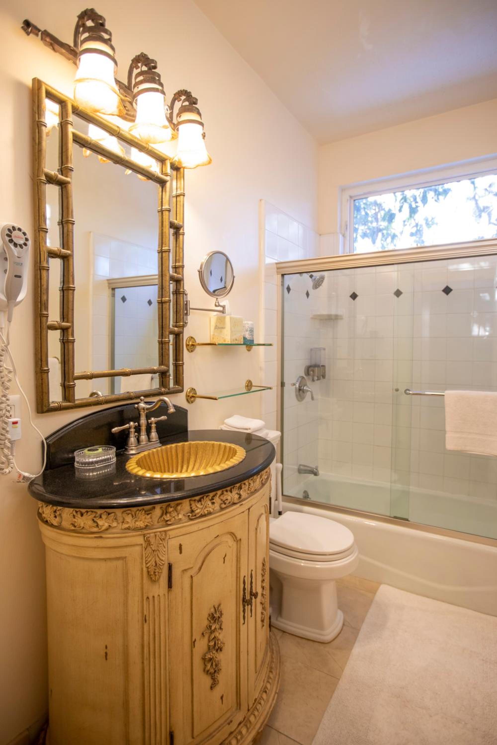 جناح جونيور بسرير كينج، The Washington Square Inn 10/10