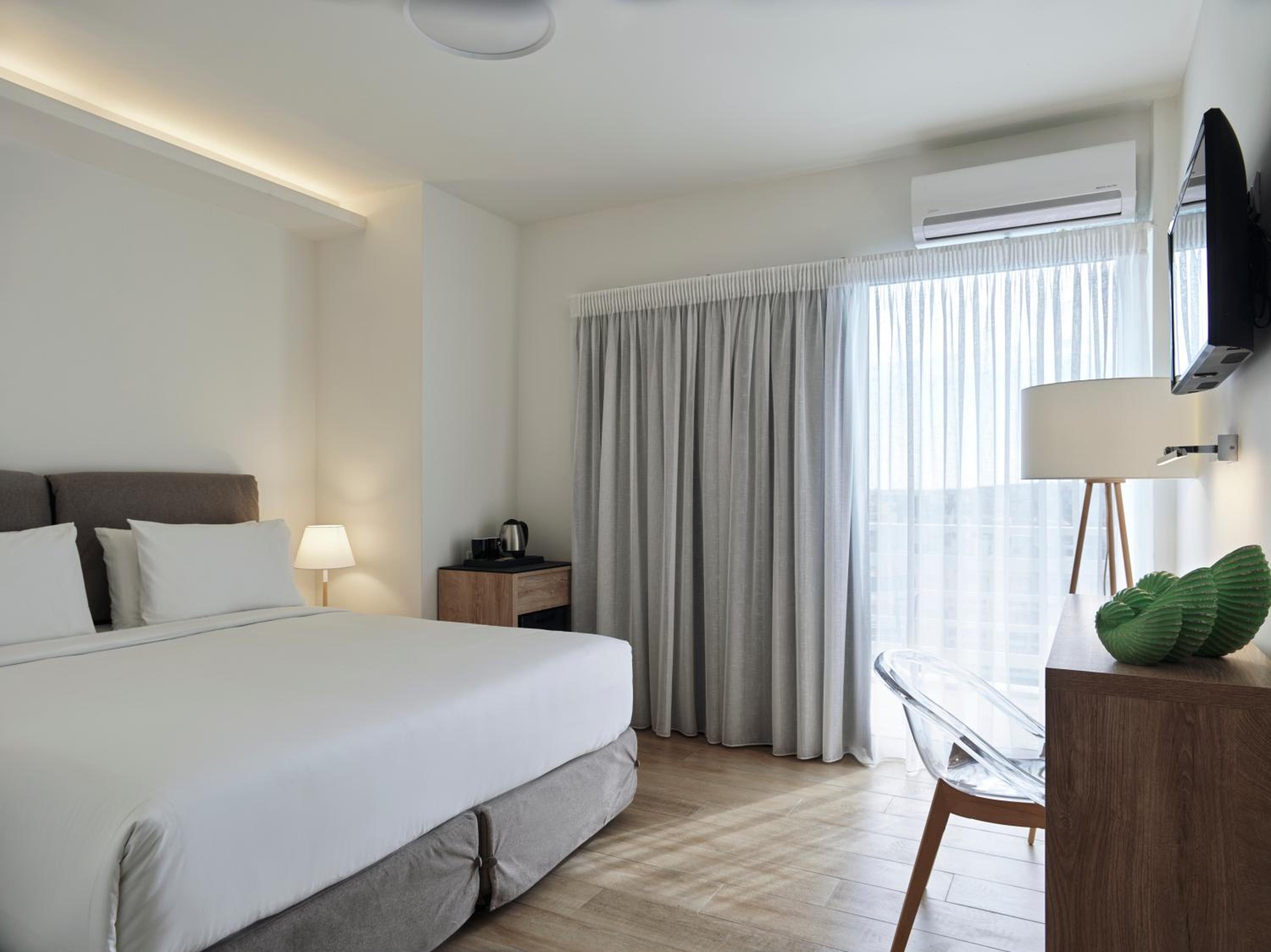 Room, Double or Twin Bed, Lateral Side Sea View