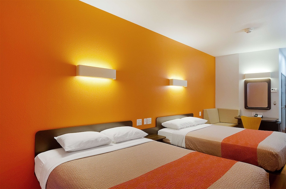 Deluxe, 2 Queen Beds, Kitchenette