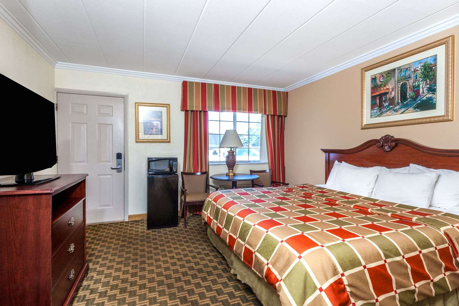 Days Inn & Suites By Wyndham Roseville/Detroit Area 2/15