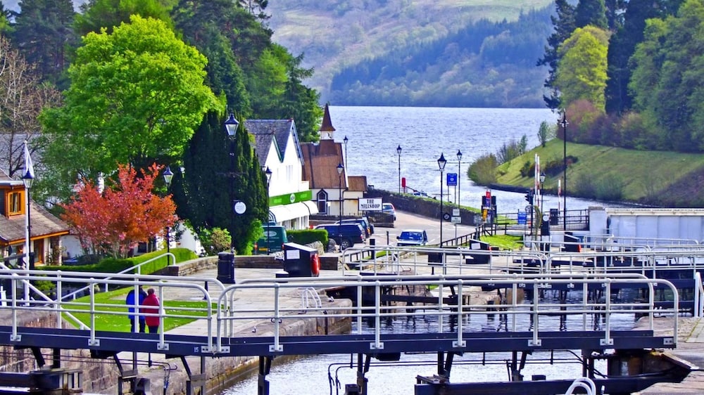 Loch Ness Gate House 37/39