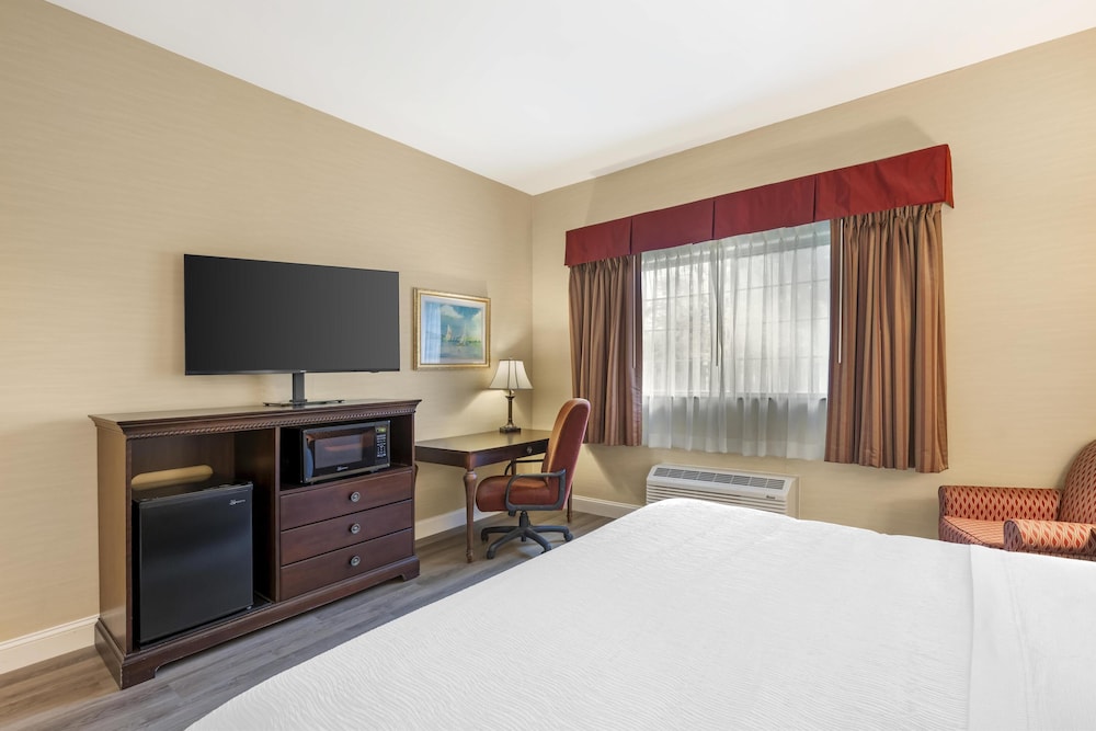 غرفة قياسية بسرير كينج مع أريكة لذوي الإعاقة، Best Western Plus Vineyard Inn & Suites 2/4