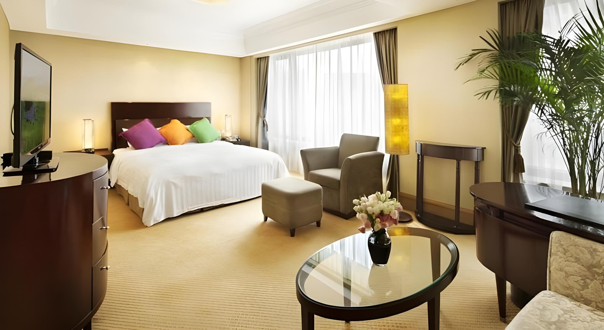 Room, King Bed, East Side