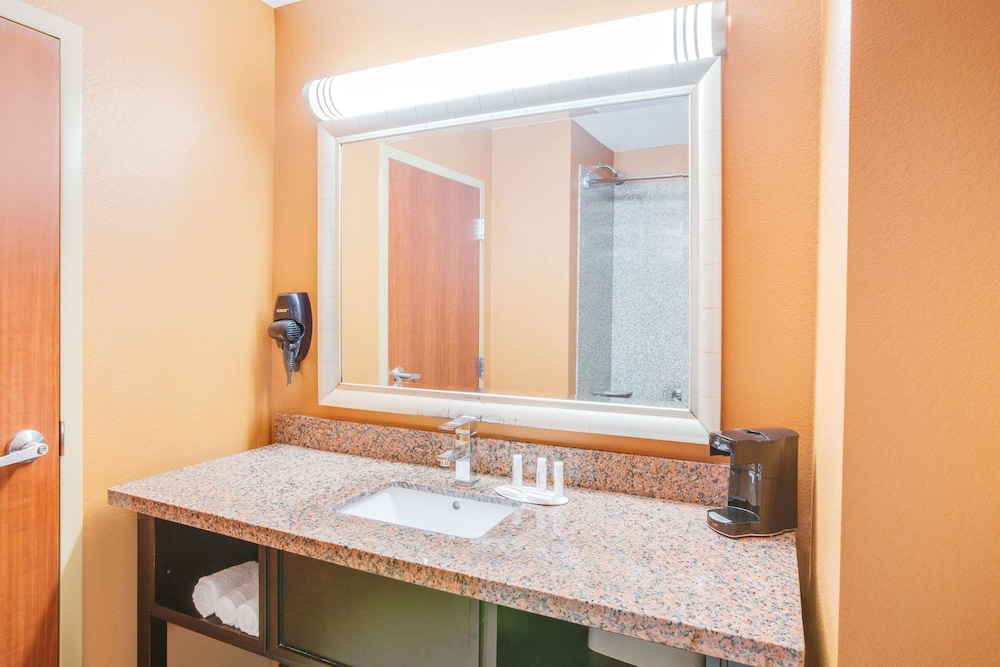 Days Inn & Suites By Wyndham Russellville 32/33