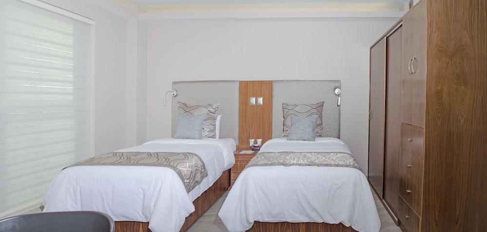 J. Towers Hotel Suites 20/68