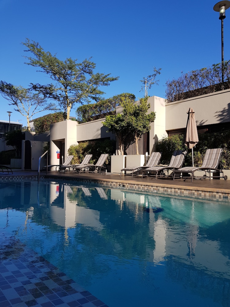 HOLIDAY INN EXPRESS DURBAN - UMHLANGA 5/83