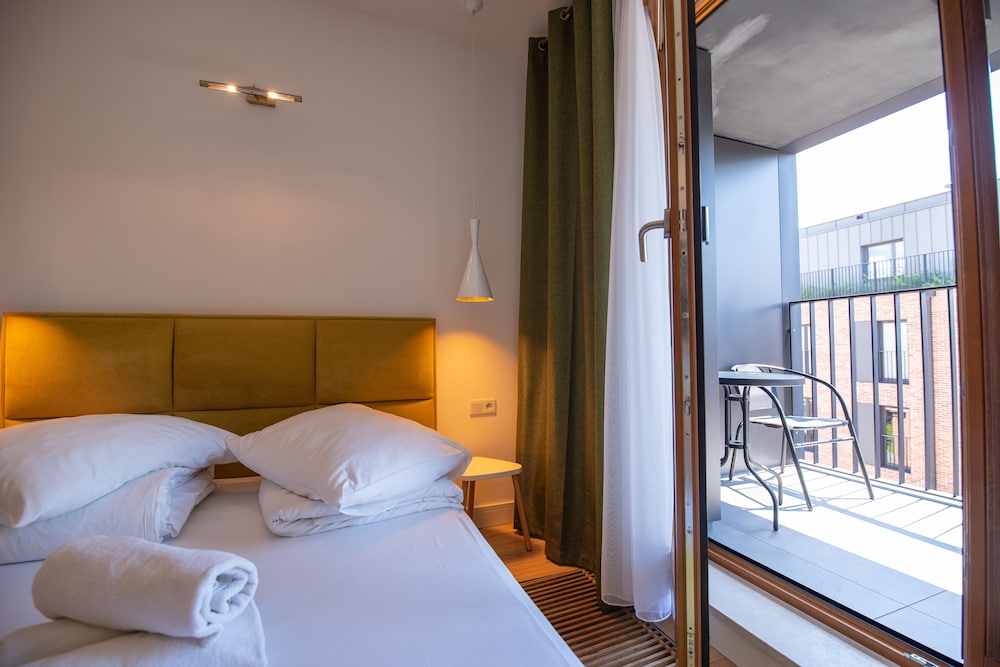 Traditional, Studio, Queen Bed