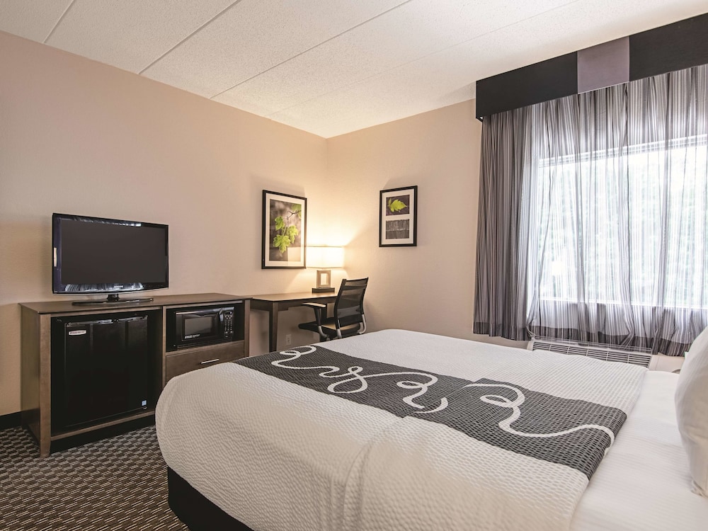 La Quinta Inn and Suites by Wyndham Portland 15/50