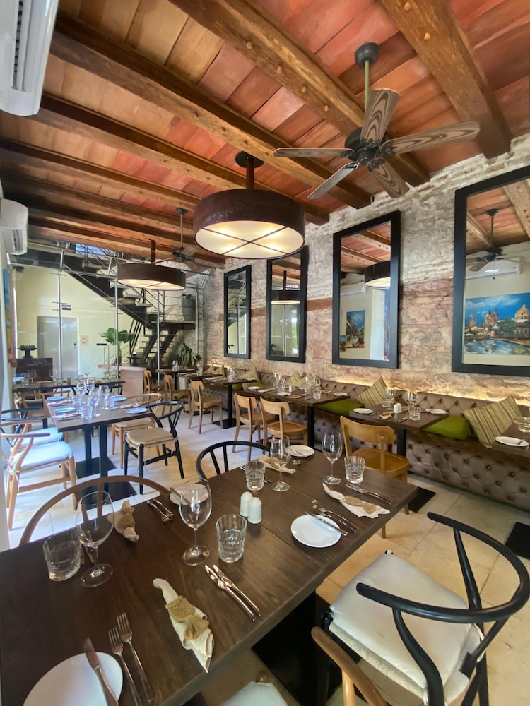 Ananda Hotel Boutique 57/70