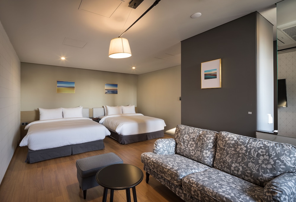 Bay Hound Hotel 30/70