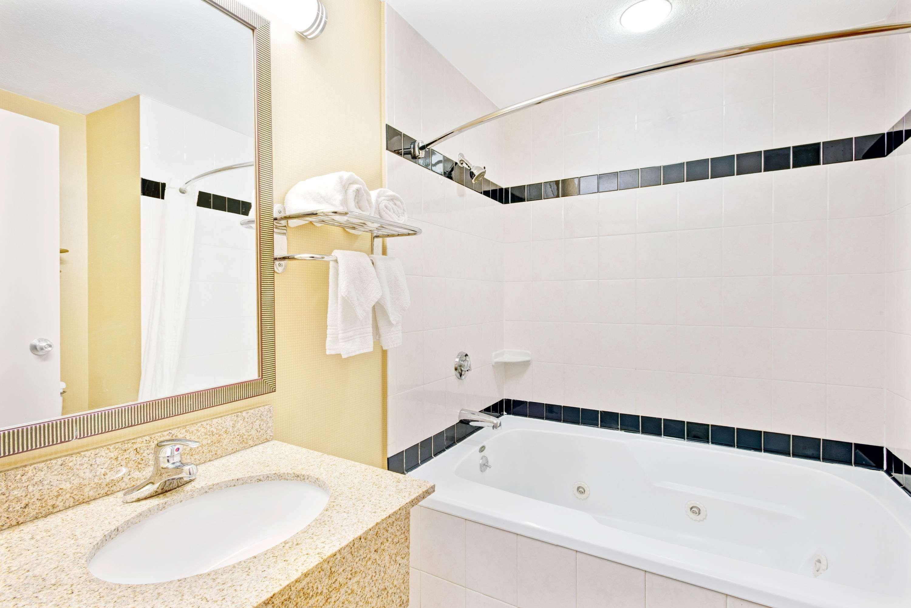 Super 8 By Wyndham Brockton 24/26