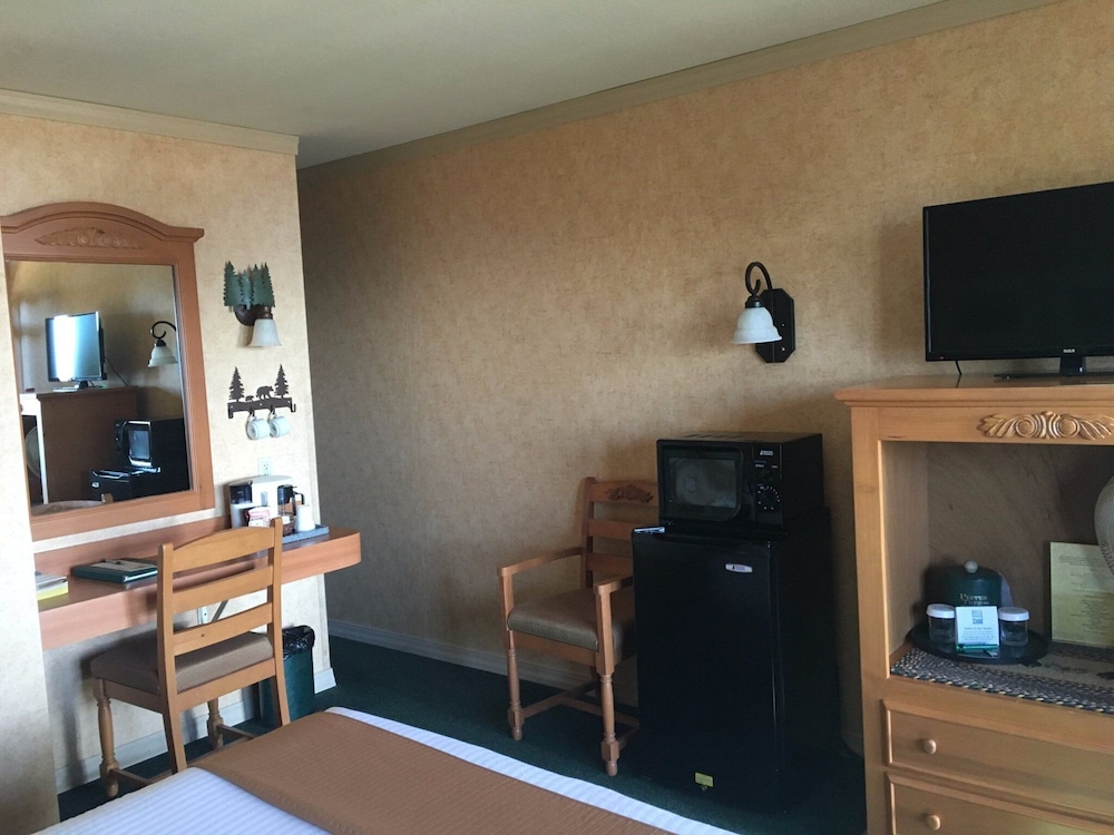 Pepper Tree Inn 7/35