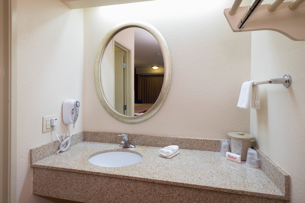 Red Roof Inn Cincinnati - Sharonville 22/28