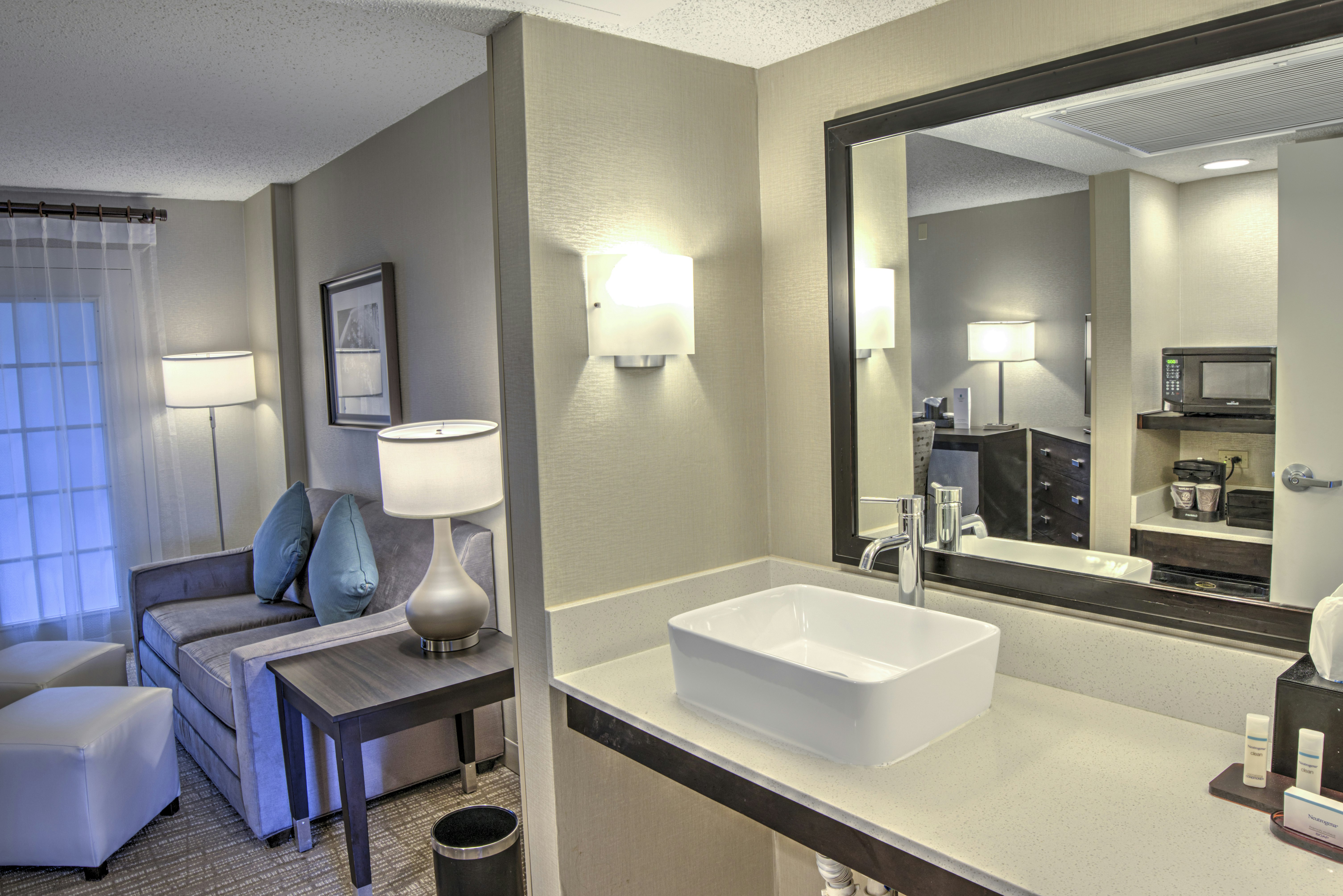 Embassy Suites Indianapolis North 24/24