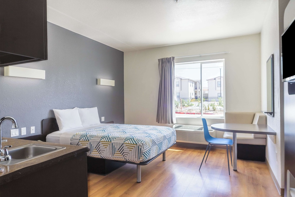 STANDARD, QUEEN BED