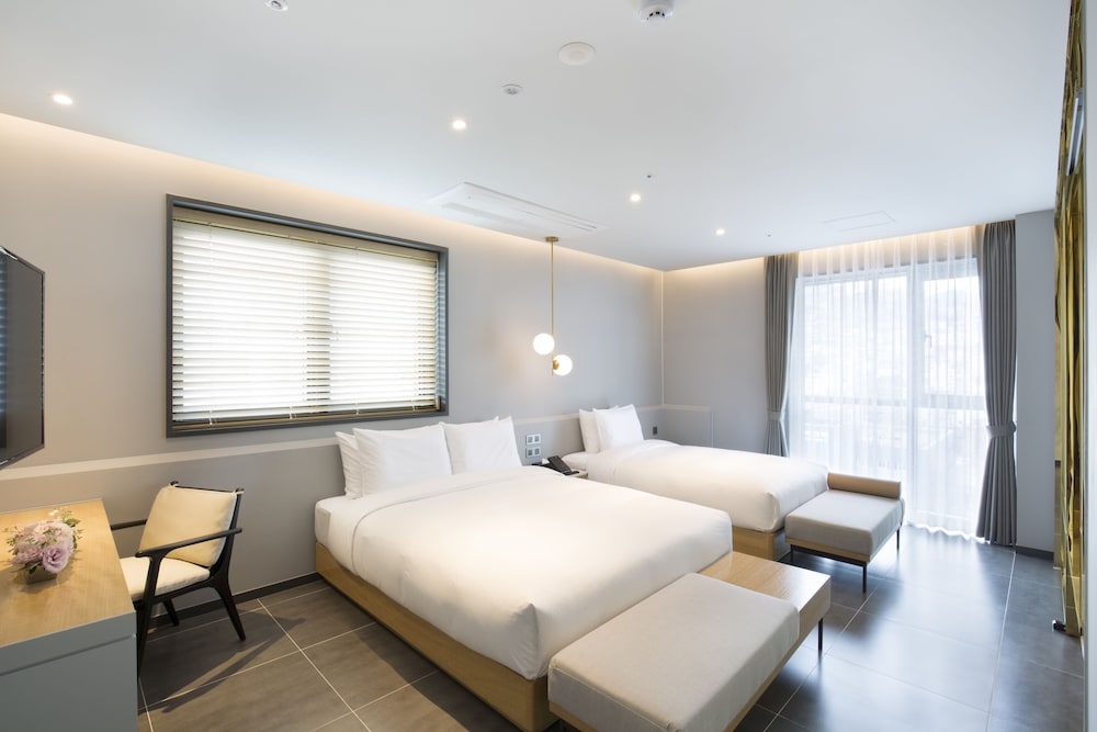 FAMILY, TWIN BEDS, CITY VIEW