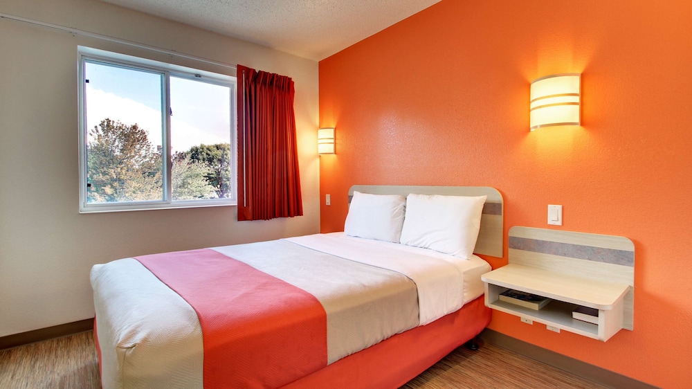 Motel6 Springfield, IL 35/50