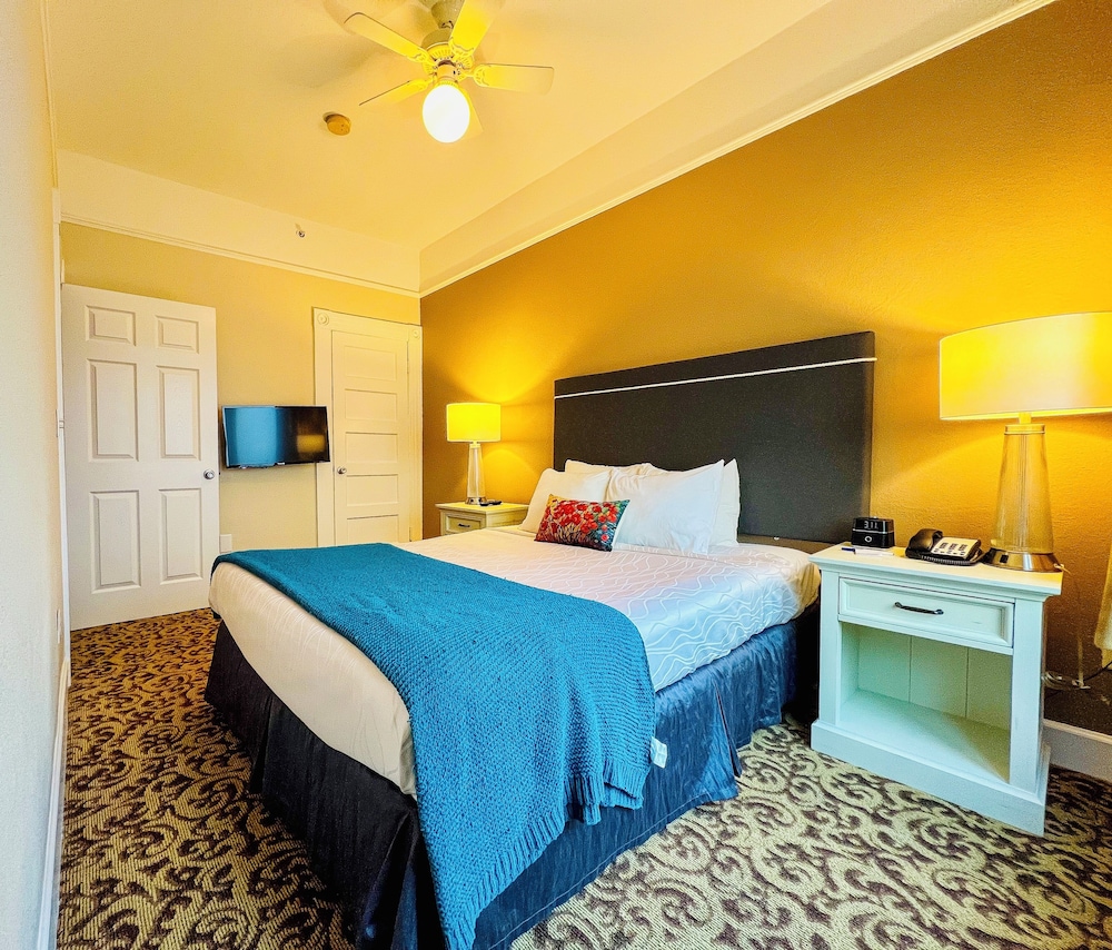 2 BEDROOMS, 3 ROOMS, SUITE, QUEEN BED, LIVING AND DINING AREAS