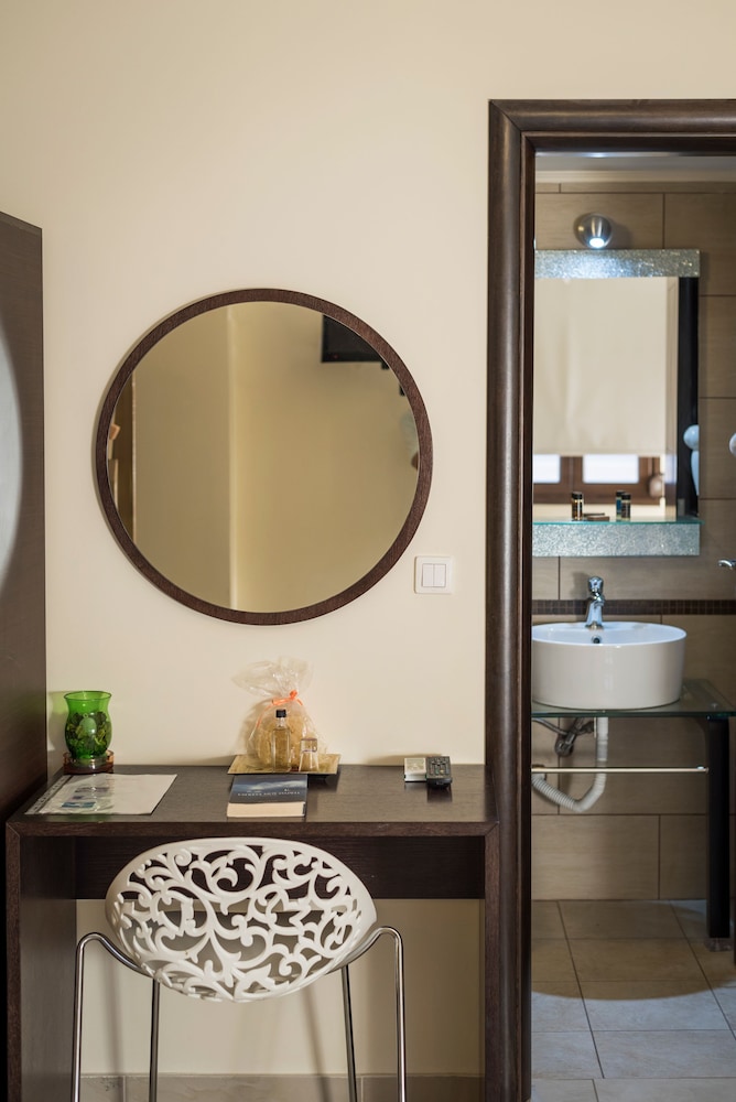 Areti Suites 7/50