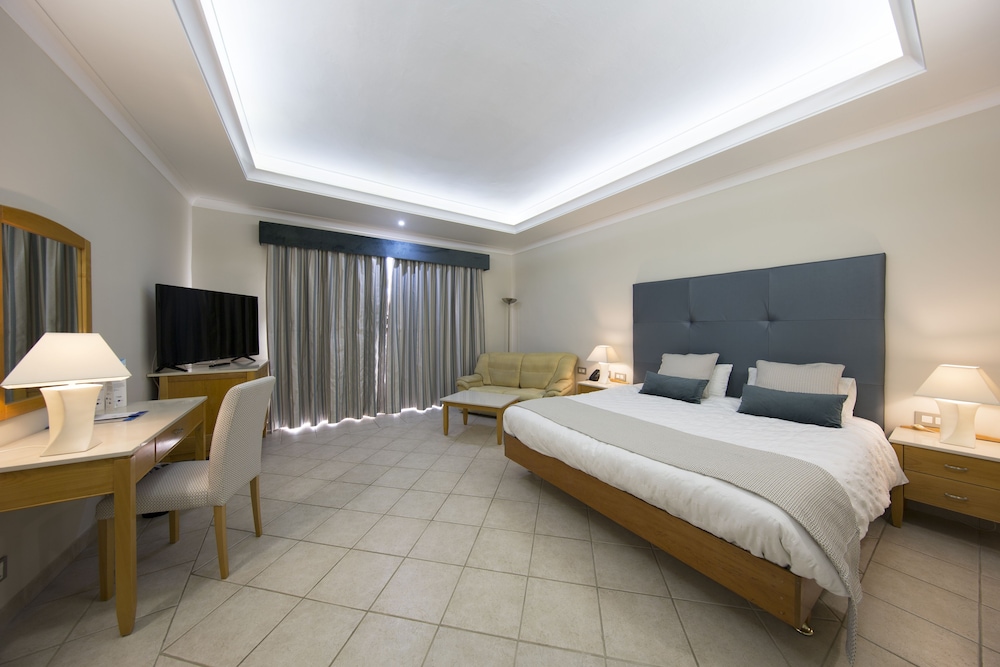 PARADISE BAY RESORT 28/80