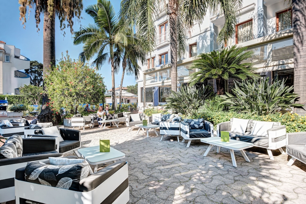 Caravel Hotel 58/62