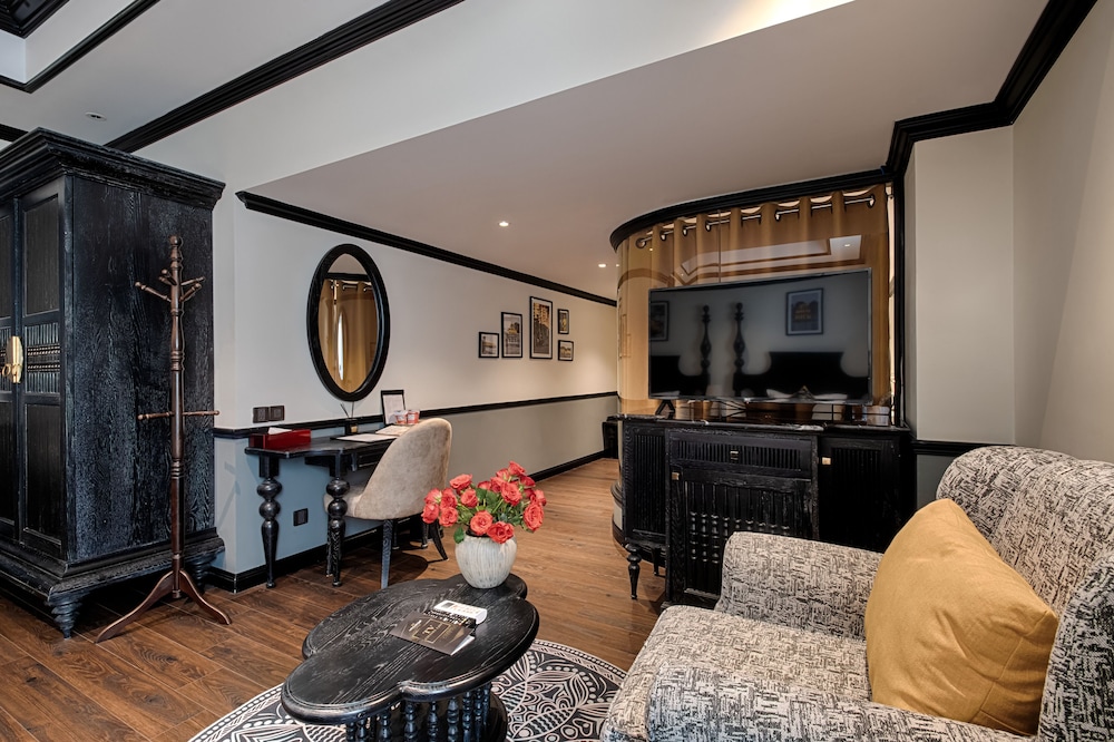 Monarque Hotel 31/50