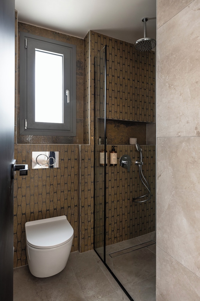 Blue Carpet Luxury Suites 50/50