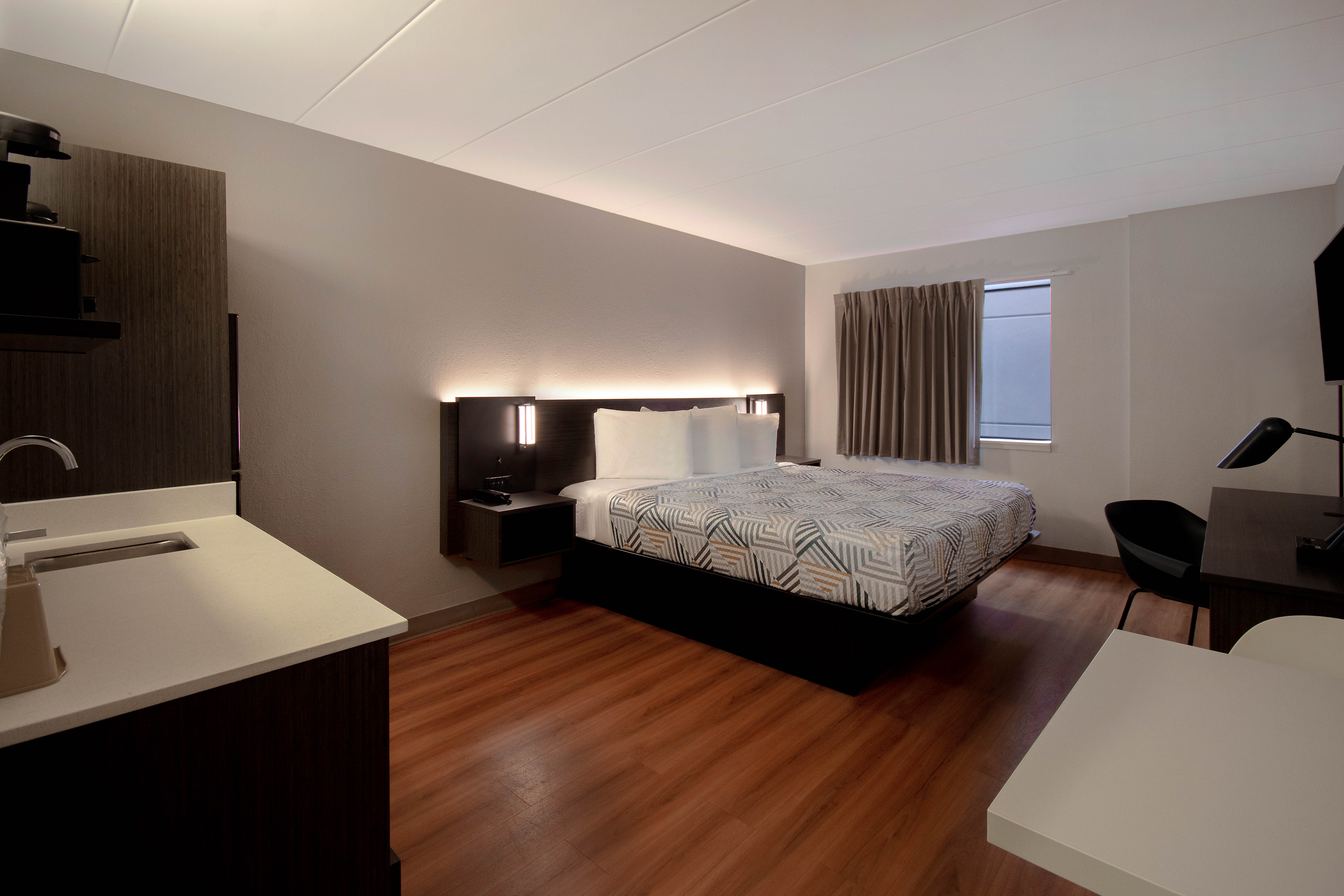 1 King Bed - Micfridge، Motel6 Merrillville, IN 3/4