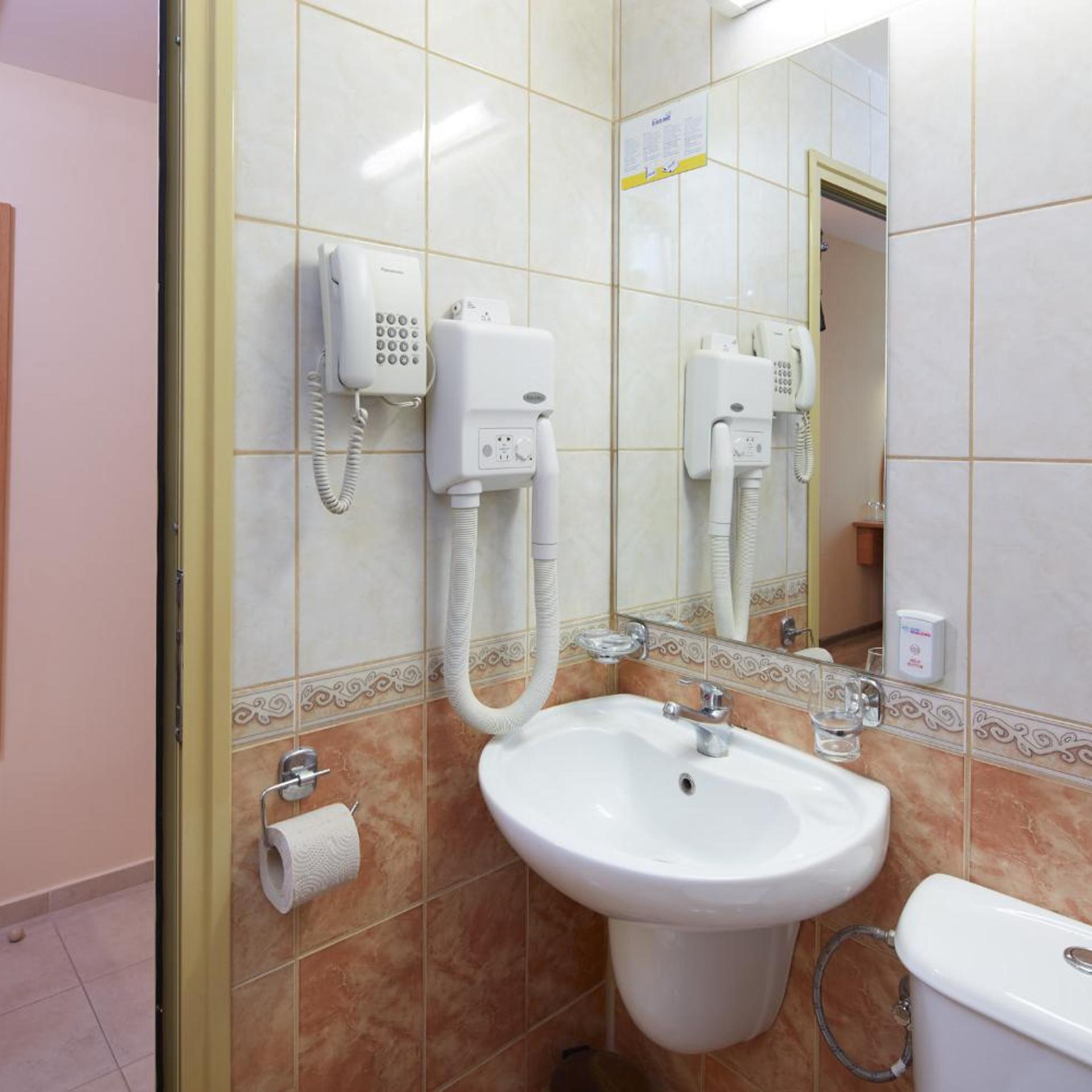 غرفة بسرير مزدوج بشرفة مع أريكة، Diamond Hotel 8/8