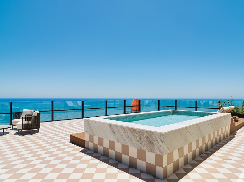 LIV Mackenzie Beach Suites 47/55