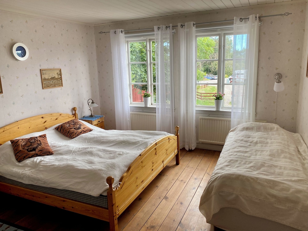 Apartment, 1 Queen and 4 Single Beds