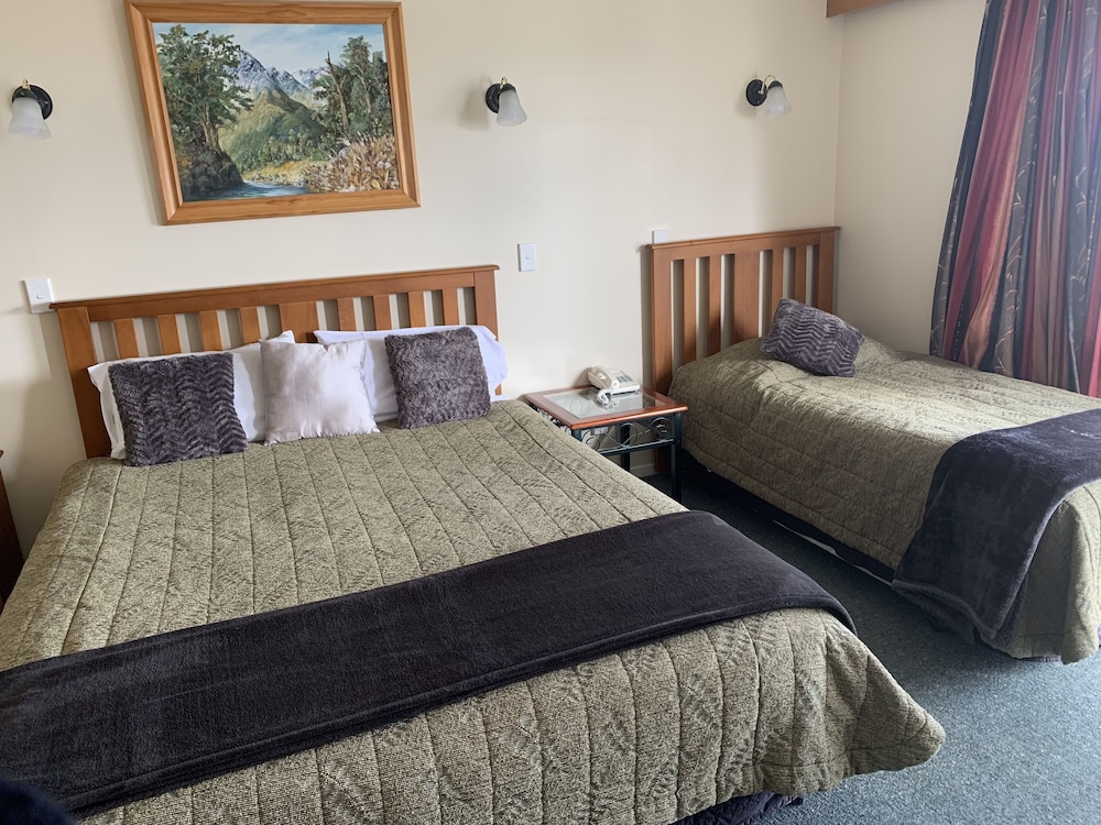 MANAPOURI LAKEVIEW MOTOR INN 43/69