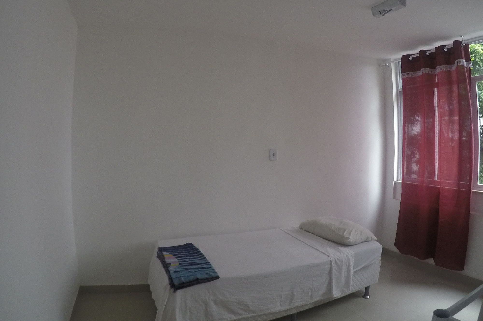 ROOM, TRIPLE, SHARED BATHROOM