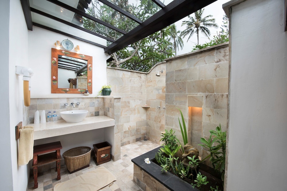LOTUS BUNGALOWS 50/50