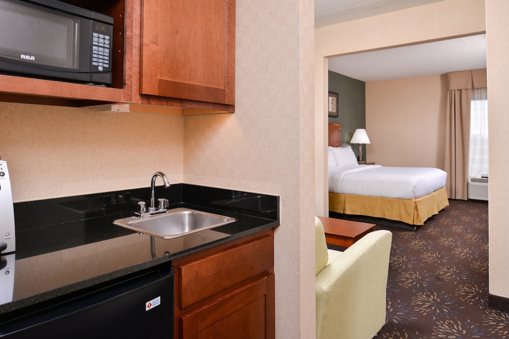 Holiday Inn Express Hotel Suites West Chester 35/76