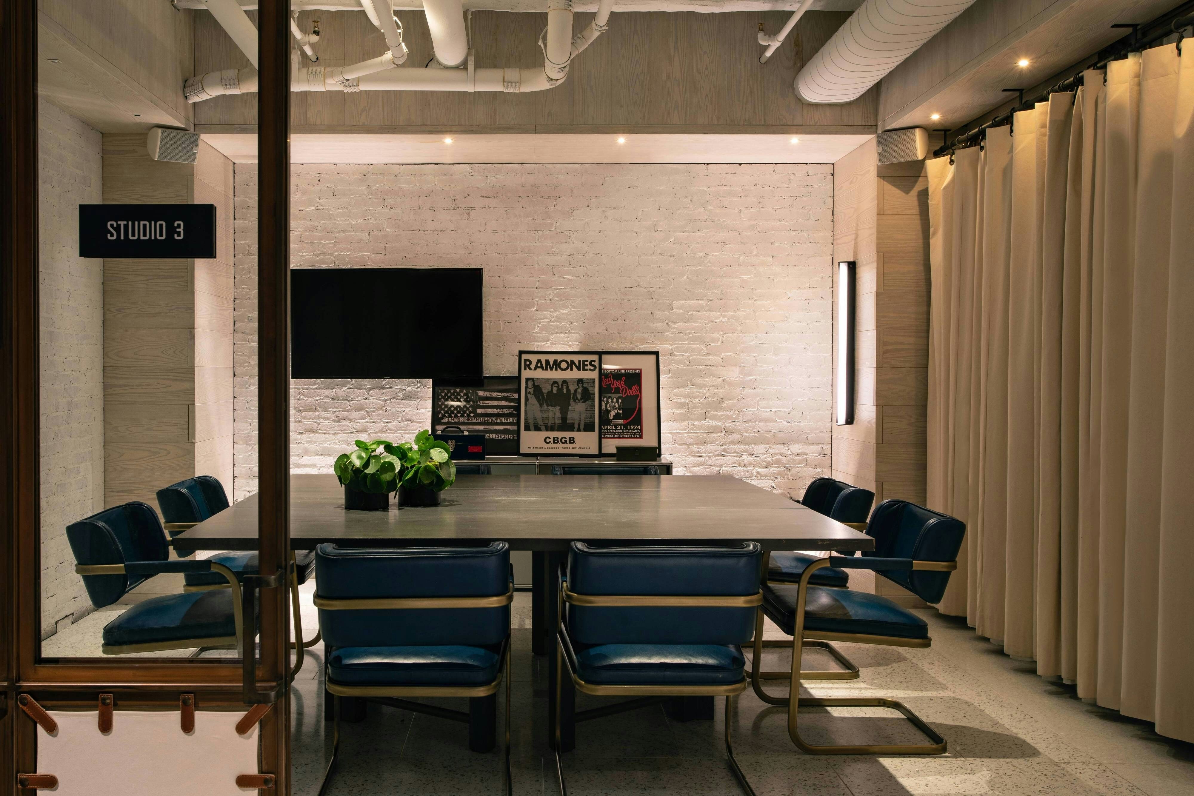 Moxy NYC Times Square 27/29