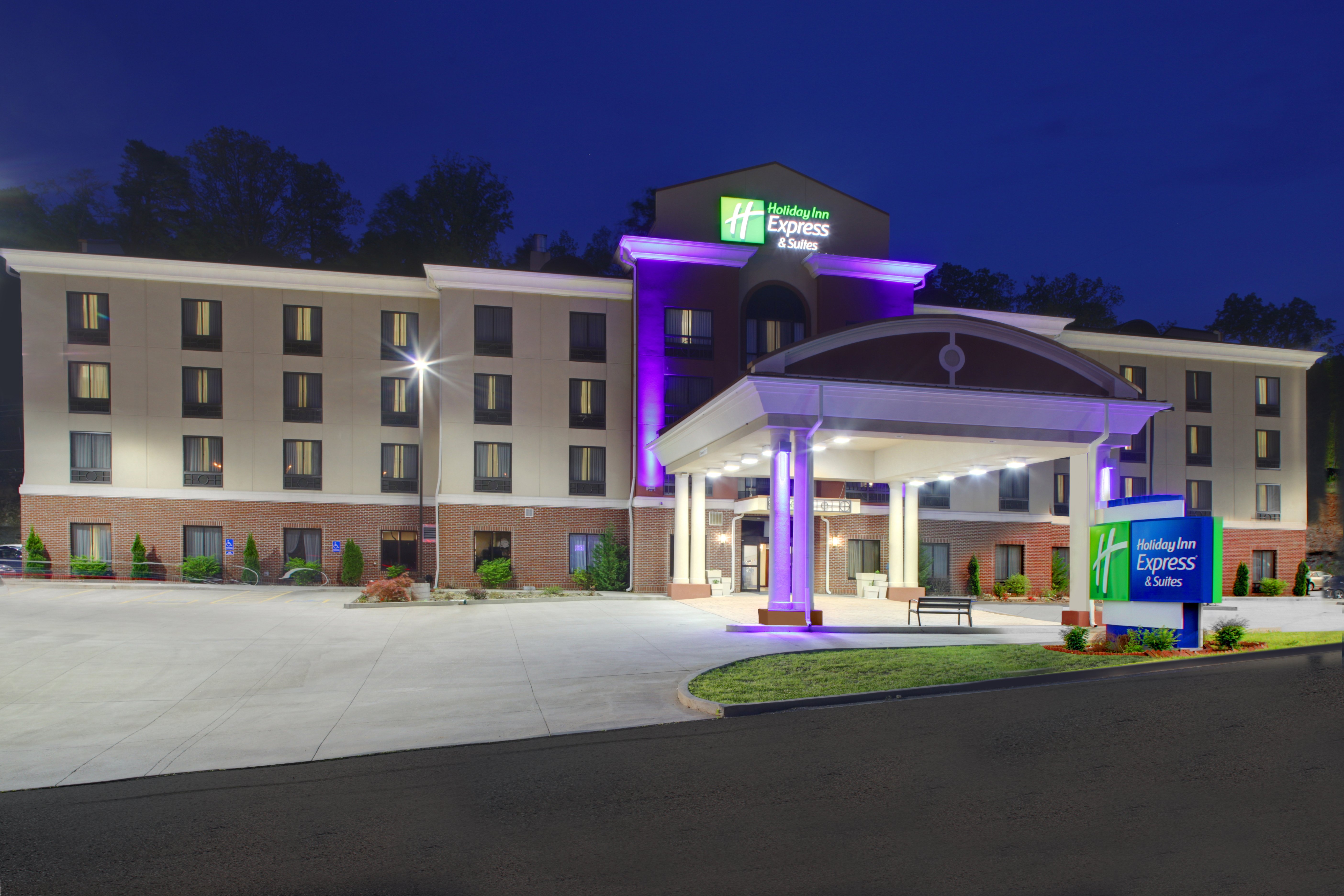 Holiday Inn Express Hotel & Suites Cross Lanes 2/75