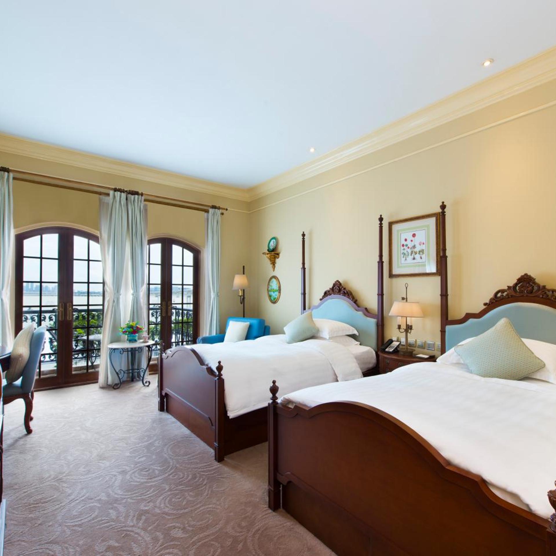 Deluxe, Twin Beds, Wharf View, Balcony