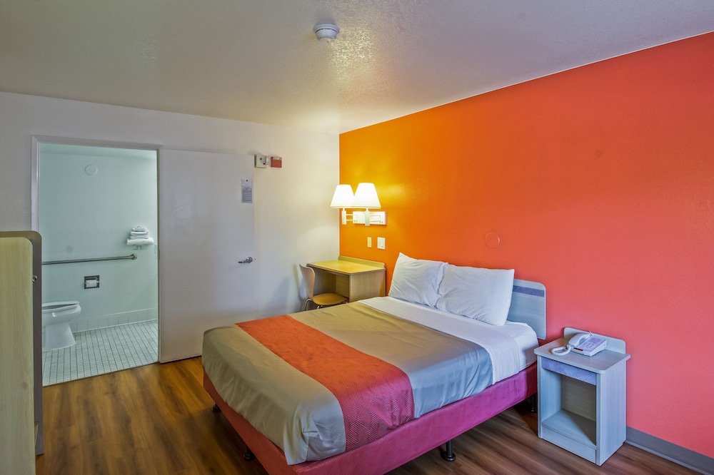 Motel6 Redding, CA - South 15/36
