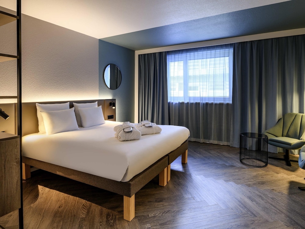 SUPERIOR, QUEEN BED