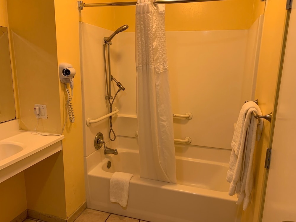Oasis Inn & Suites 44/50