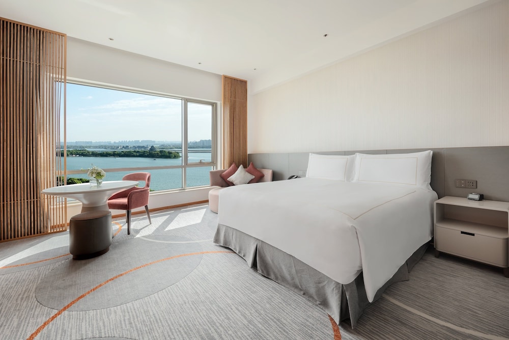 Premium, King Bed, Landmark View