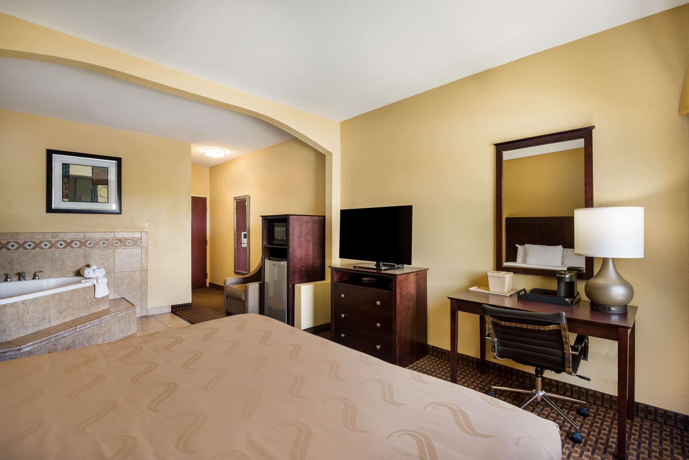 Suite, King Bed, Quality Inn Des Moines North 3/4