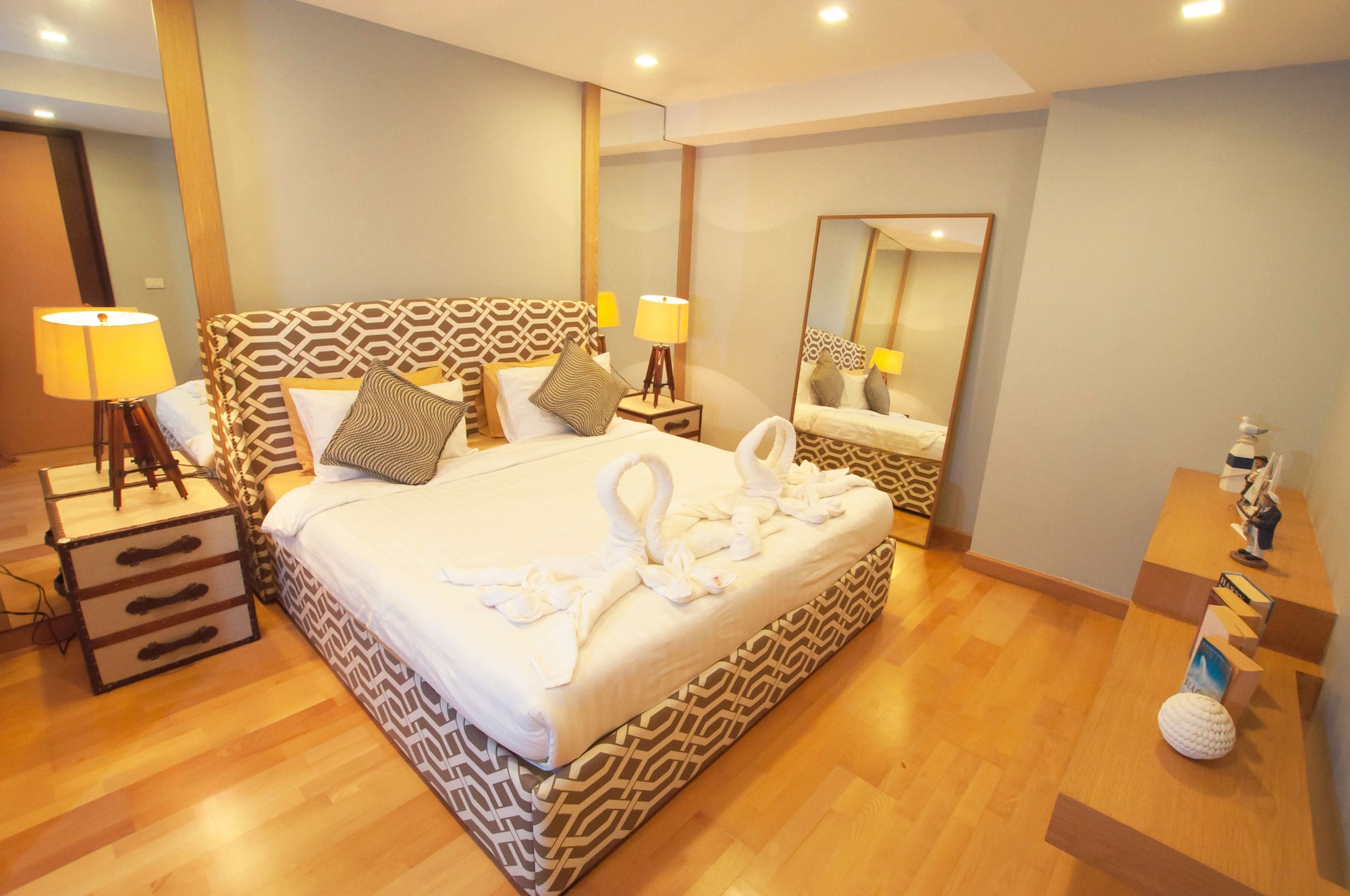 1 Bedroom, Deluxe, King Bed, Partial Sea View, Sofa