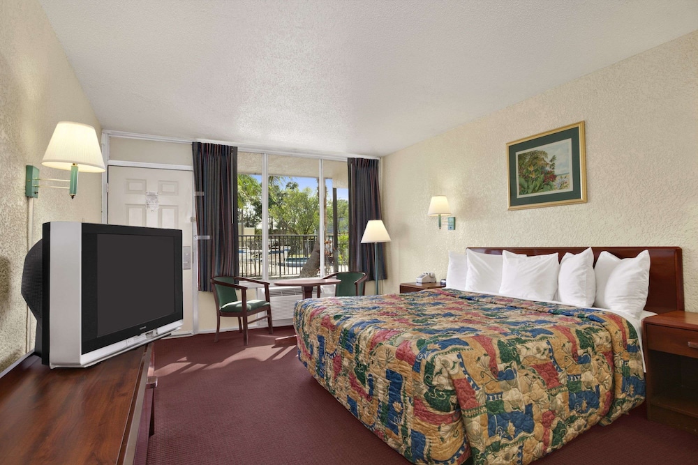 Days Inn by Wyndham Fort Pierce Midtown 21/55