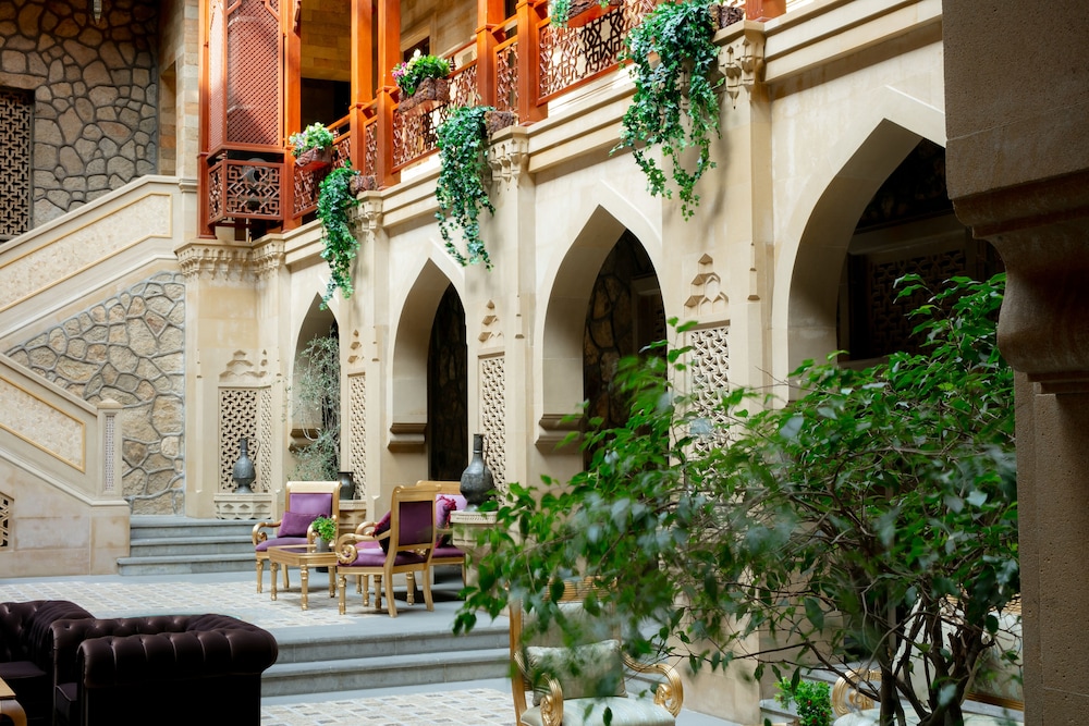 Shah Palace Hotel 10/77