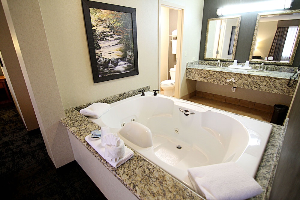 C Mon Inn Hotel Suites 45/46