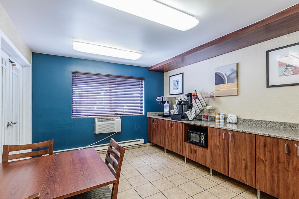 Days Inn by Wyndham La Crosse 44/59
