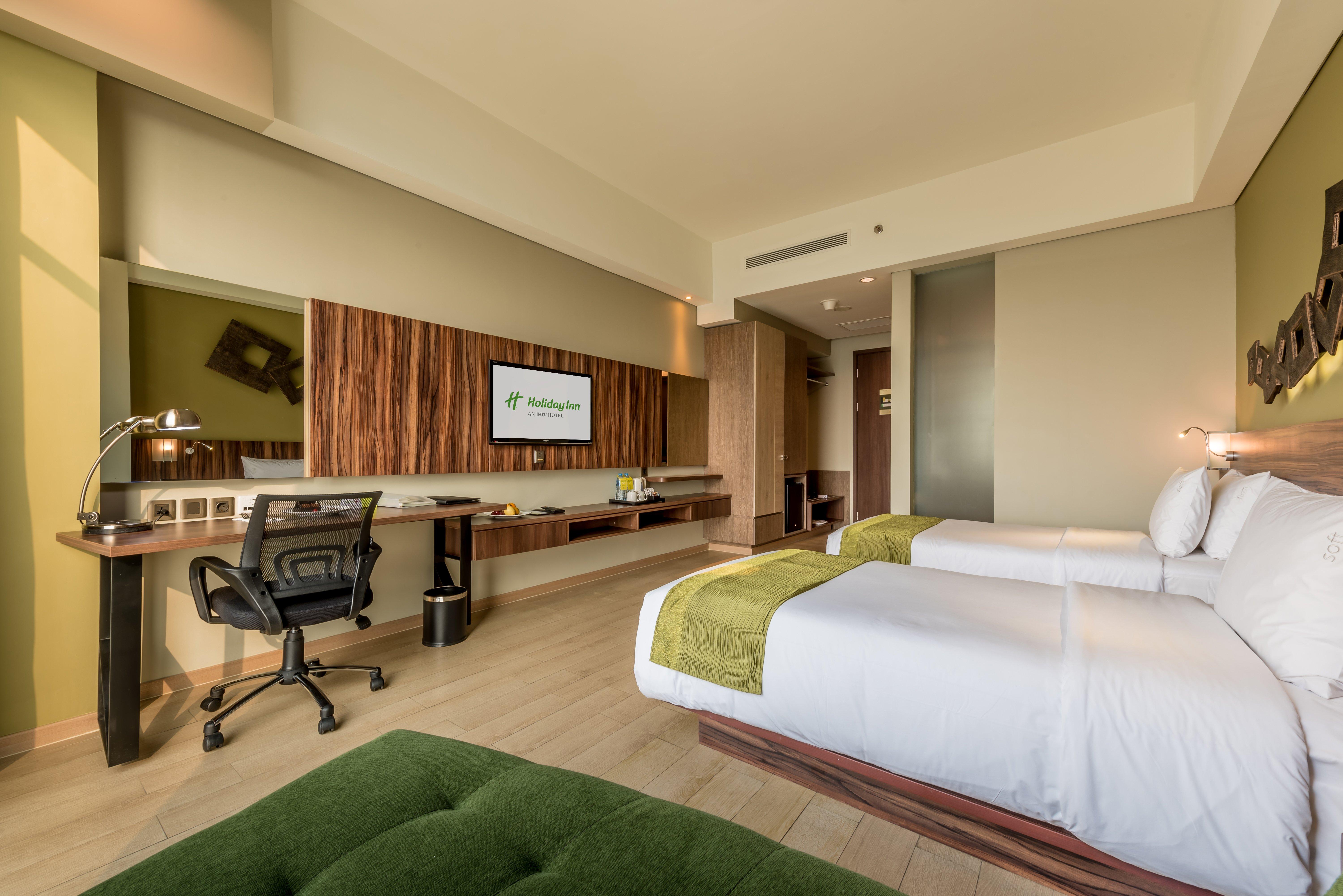 Room, Twin Beds, Pool View 8/10