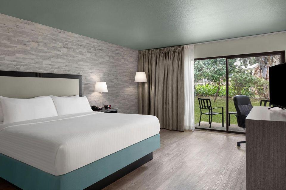 Courtyard, King Bed